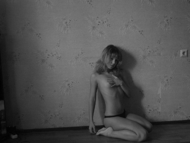 Стройная девушка не против развратничать дома 5 фотография