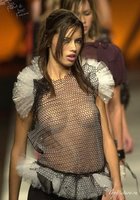 Кокетки дома показывают голые молочные железы 2 фотография