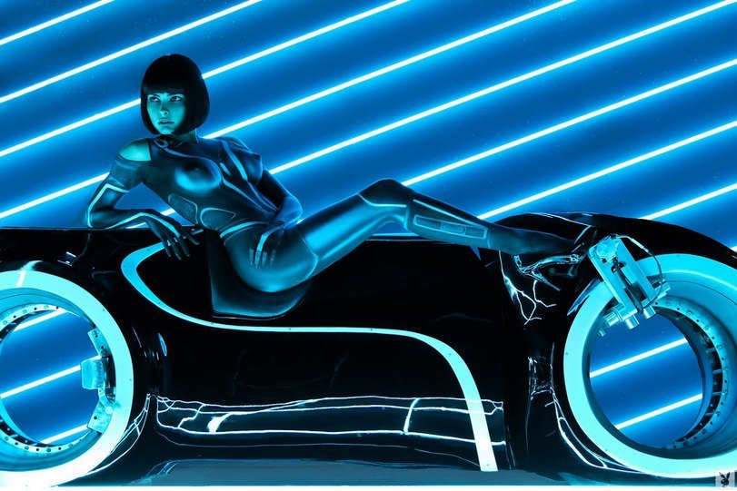 Красивые развратницы готовы показывать голые части тела даже на улице 3 фотография