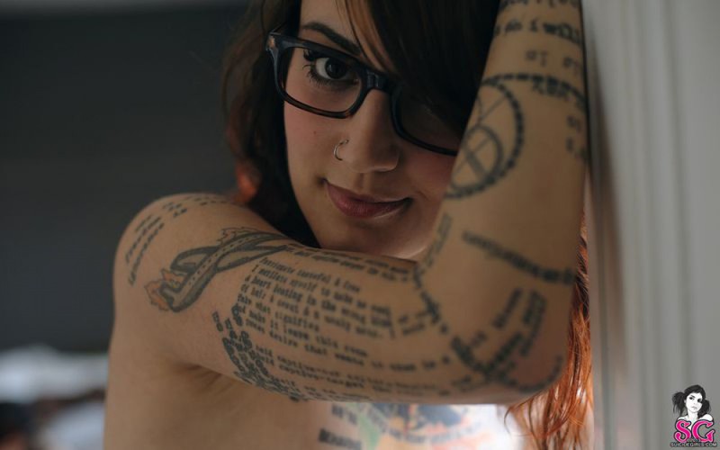 Татуированная Джесс показывает обнаженное тело на диване 20 фотография