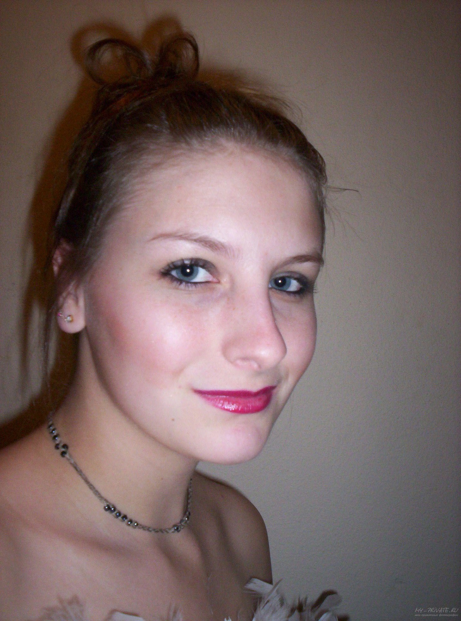 Бабенка в сексуальном белье позирует в спальне 13 фотография