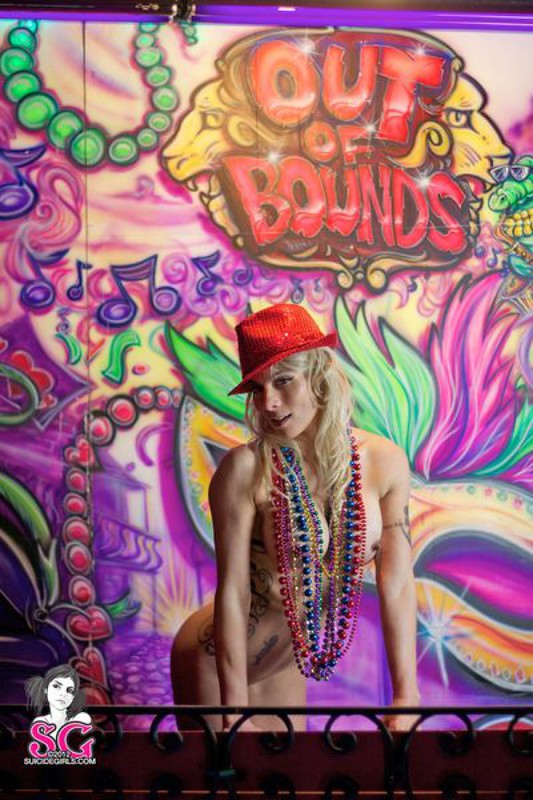 Развратница в шляпе светит титьками в баре 11 фотография