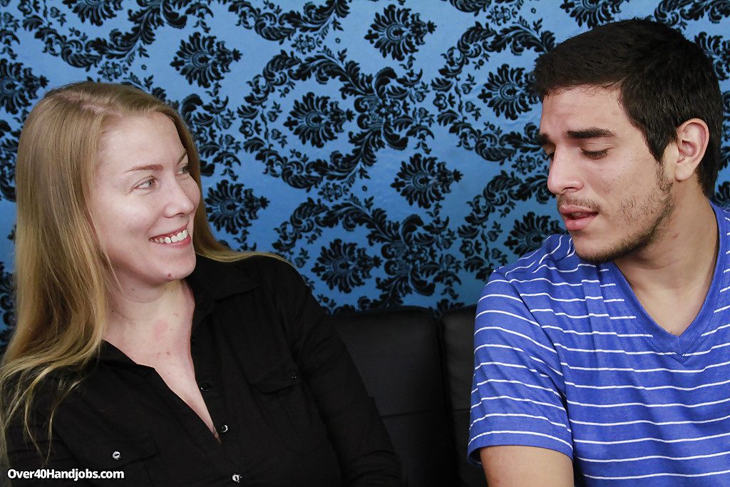 Сисястая мамка надрачивает большой член соседа у него в гостях 2 фотография