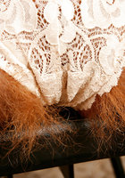 На тренажере барышня светит рыжей мохнаткой 10 фотография