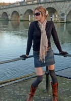 Красивая милфа готова шалить даже на улице 3 фотография