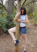 Темноволосая девица светит сиськами на свежем воздухе 8 фотография