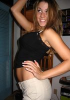 Молодая стройняшка с леи на шее позирует голышом в комнате 13 фотография