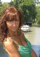 Взрослая женщина в шляпе показывает киску на природе 7 фотография