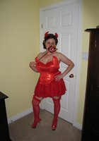 Толстая чертовка дома хвастается крупными бидонами 14 фотография