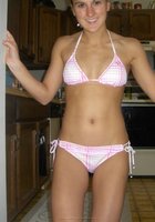 Стройная девушка позирует дома в новом купальнике 10 фотография