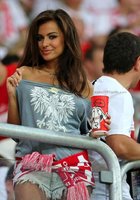 Молодые болельщицы машут флагами своей страны на трибунах 12 фотография