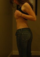 Молодые барышни светят большими молочными железами перед камерой 3 фото