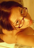 Телка в очках разделась в ванной и любуется прелестями 5 фотография