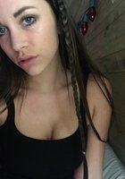 Спортивная краля в трусиках делает откровенные селфи в квартире 2 фотография