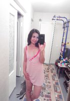 Брюнетка с небольшими титьками и волосатой киской делает селфи 10 фотография