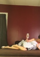 Барышня с интимной стрижкой делает селфи на айфон в постели 1 фотография