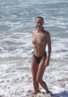 Тощая мамка позирует в трусиках перед камерой 17 фотография