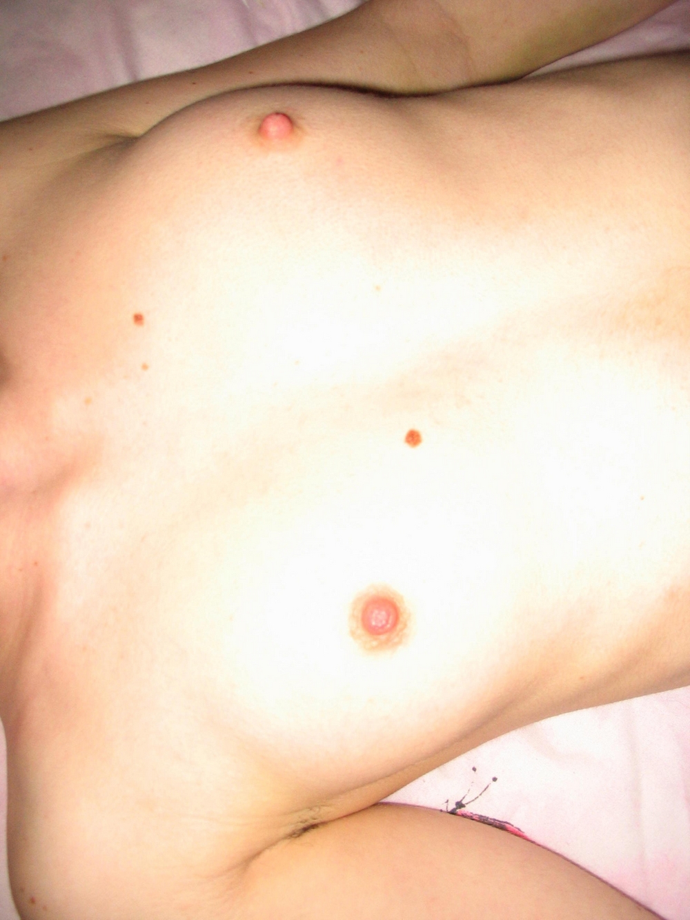 Жена с волосатой шмонькой делает минет супругу в спальне 14 фотография