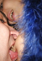 Улыбчивая кокетка в синем пеньюаре вызывающе позирует перед партнером 11 фотография