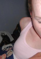 Конопатая красотка работает сразу с двумя членами лежа на спине 14 фотография