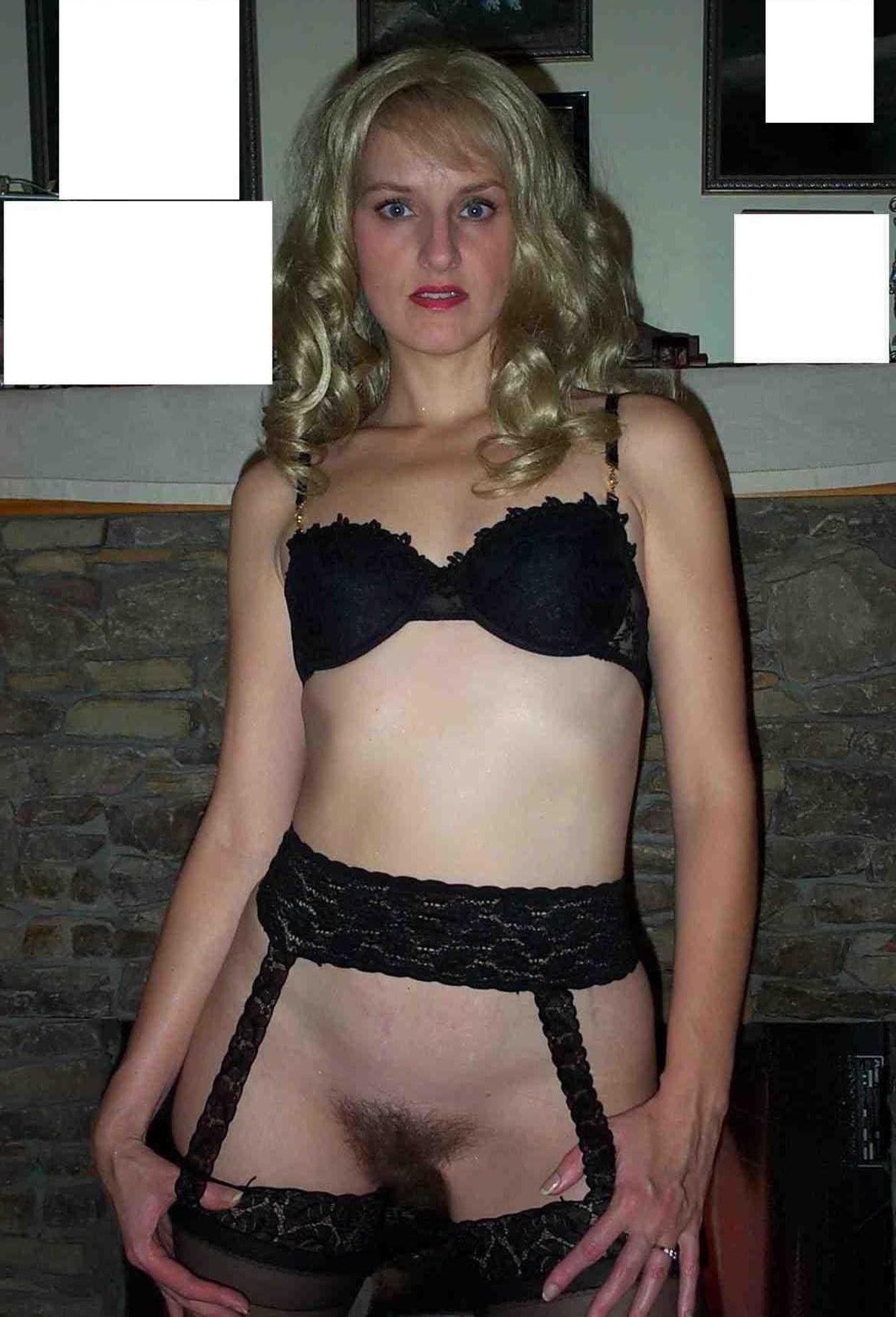 Зрелая блондинка светит мохнаткой перед камерой мужа 2 фотография