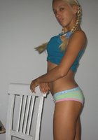 Загореленькая блонда дома выставила напоказ большие искусственные титьки 13 фото