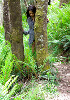 Смуглая девушка разделась догола на лесной тропинке 1 фотография