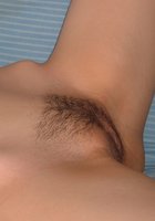 Очкастая молодуха на диване светит волосатой пилоткой 3 фотография