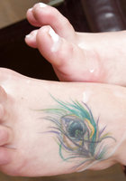 Мамка с короткой стрижкой дрочит член парня ногами на кухне 9 фотография