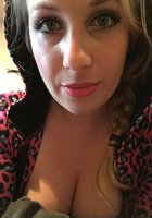 Татуированная мадам в квартире запечатлевает большие дойки 6 фотография