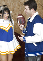 30 летняя черлидерша с крашеными волосами трахается с парнем на диване 1 фотография