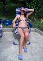 30 летняя барышня любит загорать в купальнике на морском берегу и на даче 7 фотография